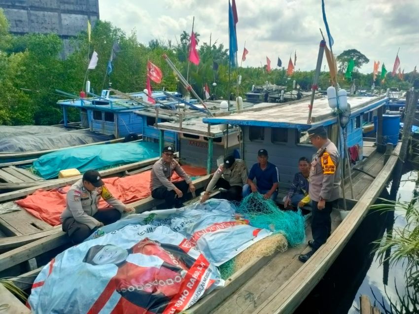 Kapolsek Bengkalis Sampaikan Pesan Pemilu Damai Kepada Nelayan di Selat Melaka