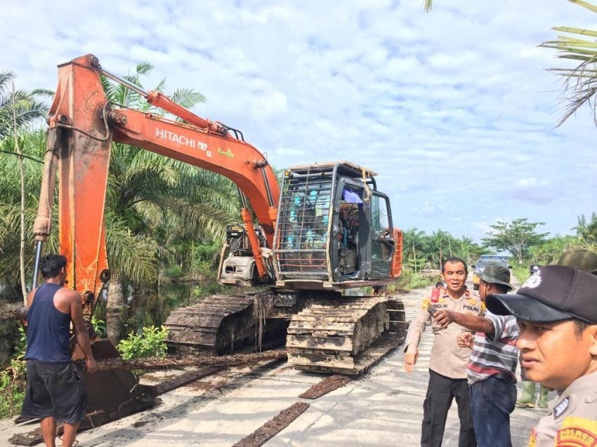 Gotong Royong  Menjadi Solusi Penanganan Banjir, Polsek Siak Kecil dan Warga Bersih Kanal Wujudkan Pemilu Damai