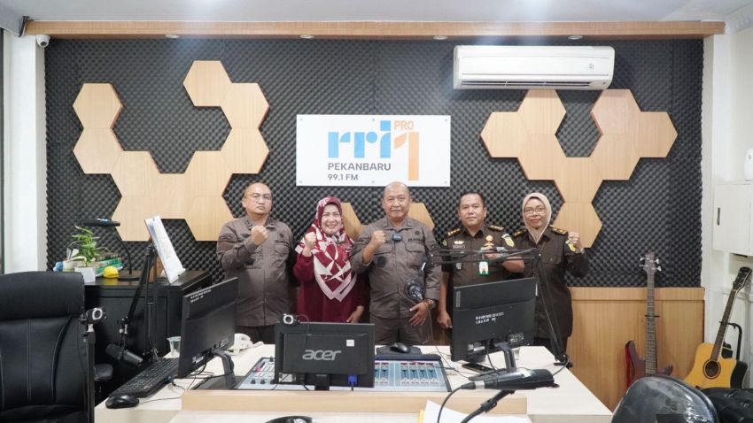 Wakajati Riau Menjadi Narasumber Pada Kegiatan Dialog Interaktif Jaksa Menyapa di RRI Pekanbaru