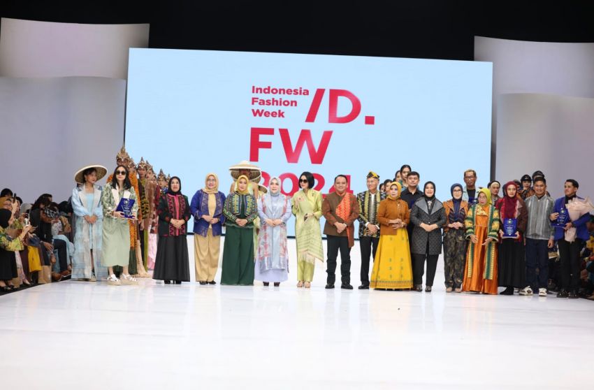 Tenun Sultra Tampilkan Model Baru di Indonesia Fashion Week, Pj Gubernur : Harmoni Dalam Keberagaman Terlukis pada Setiap Helai Tenun Sultra
