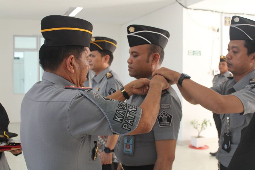 Empat Orang Pegawai Lapas Narkotika Rumbai Terima SK Kenaikan Pangkat