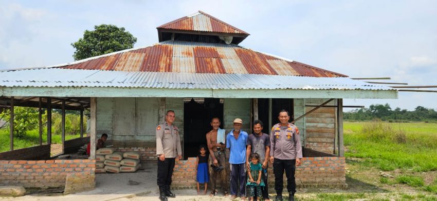 Polsek Sungai Mandau Adakan Kegiatan Jumat Berbagi dengan Memberikan Bantuan ke Mushala Nur Iman Kampung Muara Bungkal Kecamatan Sei Mandau