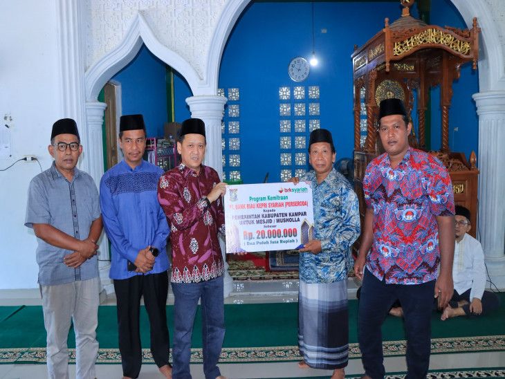 Pj Bupati Kampar Serahkan Bantuan Program Kemitraan BRK Syariah Ke Masjid At - Taqwa Desa Koto Tibun