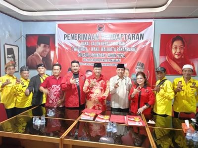 Endang Sukarelawan Dan Lahmuddin Rambe Serahkan Formulir Bacalon Walikota dan Wakil Walikota DPC PDI-P Pekanbaru