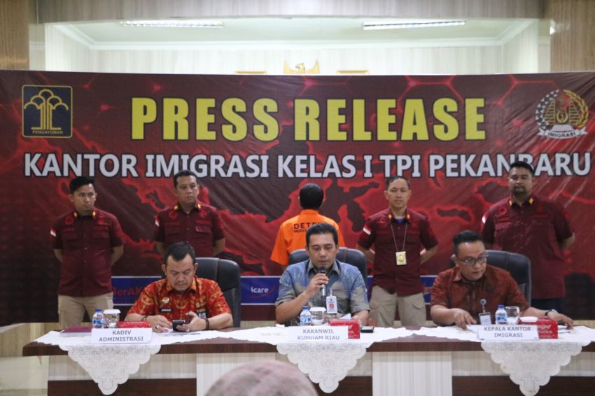 Dukung Pro Justitia, Kemenkumham Riau Serahkan Tersangka WNA Kasus Pelanggaran Tindak Pidana Keimigrasian Pada Kejaksaan
