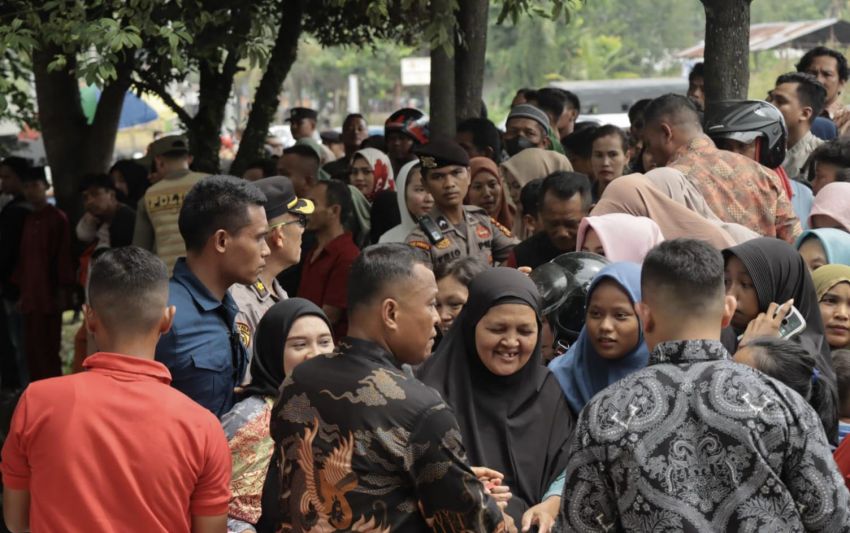 Masyarakat Kampar Antusias Menyambut Kedatangan Presiden RI Joko Widodo