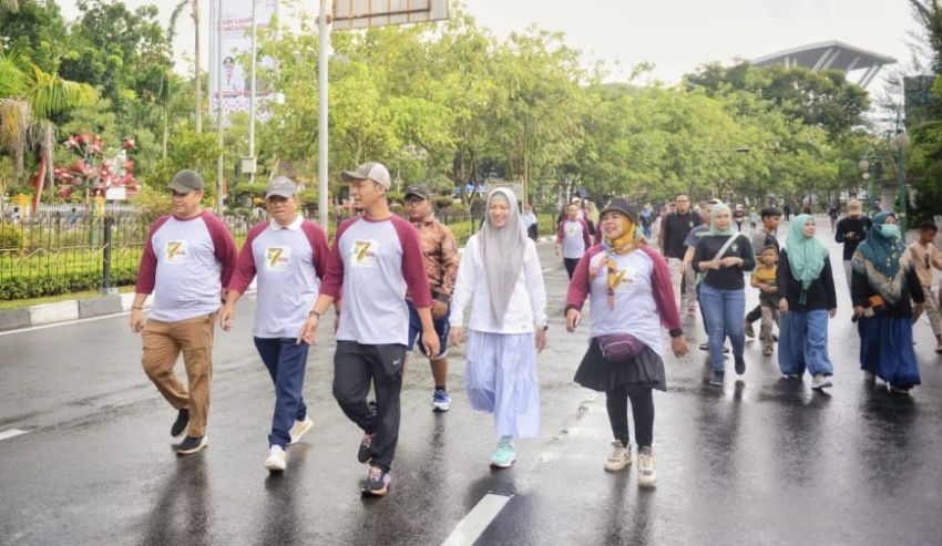 Kepala Diskominfotik Riau Ikhwan Ridwan, Lepas Jalan Sehat HUT ke-7 SMSI Tahun 2024