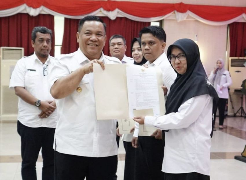 Pj Gubernur Riau, SF Hariyanto Serahkan 569 Surat Keputusan (SK) Pegawai Pemerintah dengan Perjanjian Kerja (PPPK) Wilayah Kerja di Kota Pekanbaru
