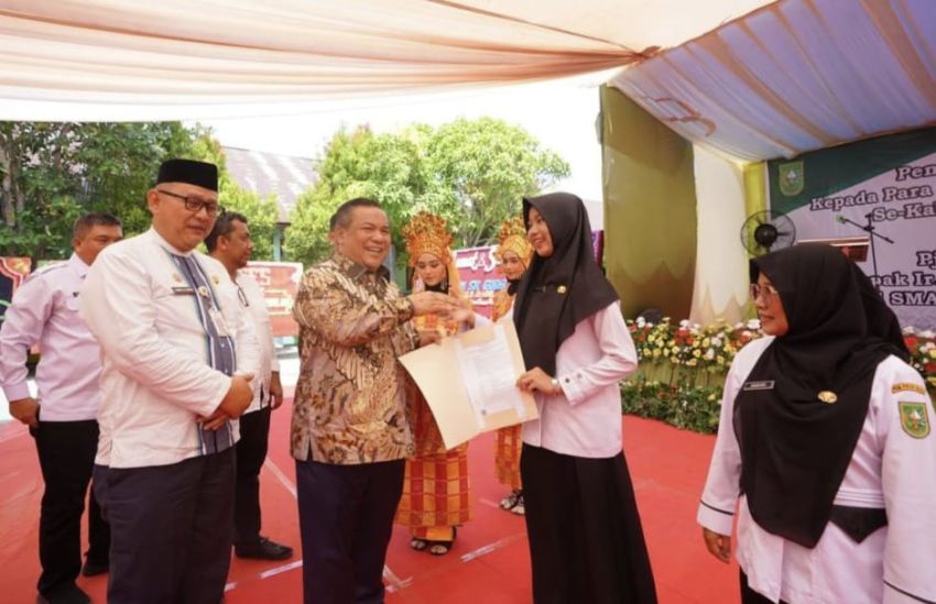 Pj Gubernur Riau Serahkan SK PPPK 173 Tenaga Pendidik SMA/SMK/SLB Wilayah Kerja Kabupaten Rokan Hilir