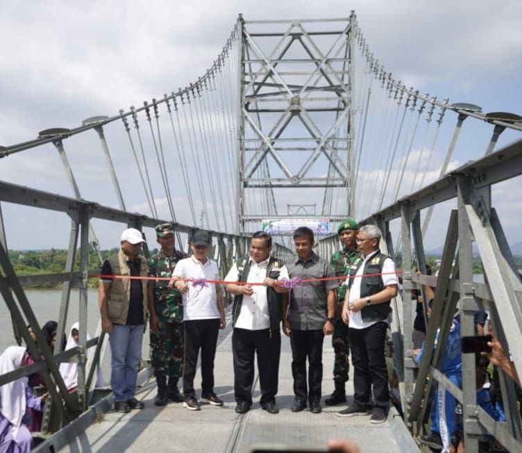 Pj Gubernur Riau, SF Hariyanto Resmikan Jembatan Gantung di Desa Sepungguk Kabupaten Kampar