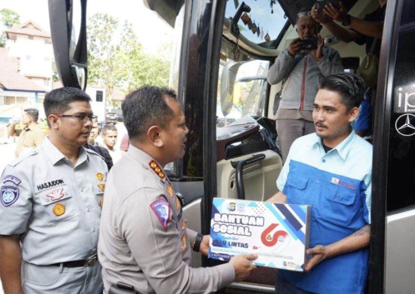 Hari Lalu Lintas Bhayangkara ke-69, Ditlantas Polda Riau Gelar Kegiatan Bakti Sosial