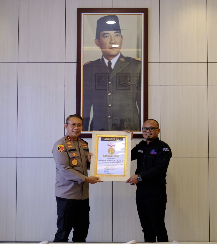 Komitmen Dukung Keterbukaan Informasi Publik, Kapolda Bengkulu Terima Anugerah Sahabat Pers dari SMSI