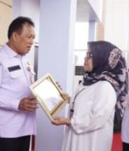 Tertib Dalam Penyerahan dan Pemusnahan Arsip, Diskominfotik Provinsi Riau Terima Piagam Penghargaan