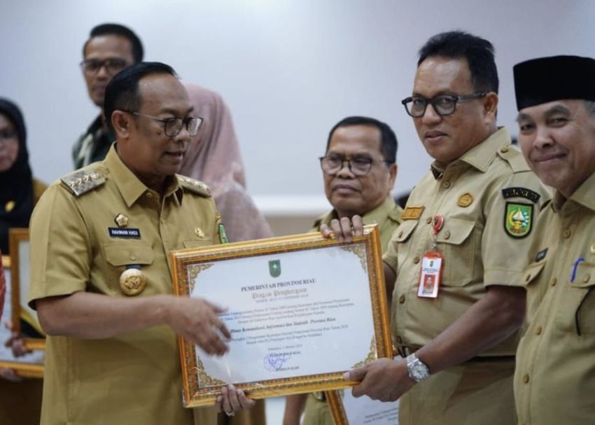 Raih Nilai Sangat Baik, Diskominfotik Riau Dianugerahi Penghargaan Kategori Pengawasan Kearsipan Tingkat OPD Provinsi Riau