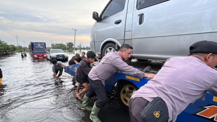 Banjir di Pelalawan, Polri Bantu Warga Terdampak, dan Beri Bantuan Psikologis