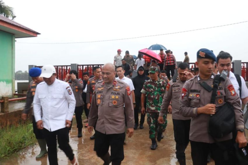 Wakapolda Riau Kunjungi Warga Terdampak Banjir di Pelalawan