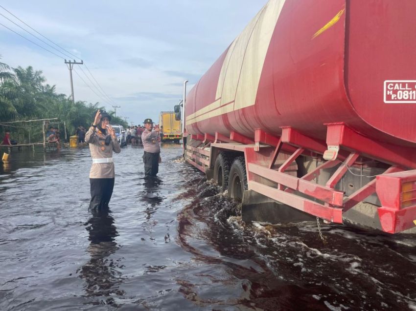 Banjir Mulai Surut, Jalintim Kilometer 83 Pelalawan Kembali Normal