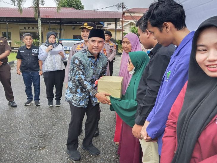 Gelar Acara Polri Presisi, Polres Kampar Adakan Bakti Sosial Salurkan Bantuan Sembako