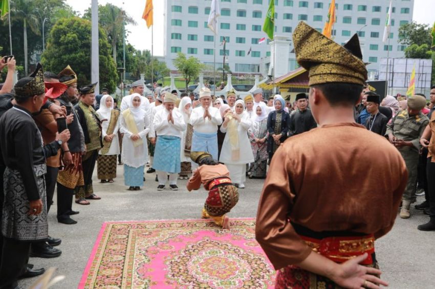 Gubernur dan Para Kepala Daerah Se-Riau Disambut Meriah di LAMR Pekanbaru