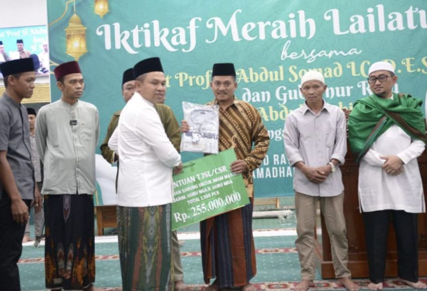 Gubernur Riau Salurkan Bantuan Baju Koko dan Sarung di Masjid Raya An-Nur Provinsi Riau