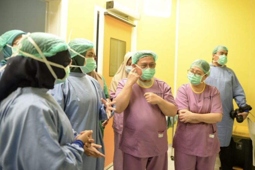 Ketua TP PKK Henny Wahid Tinjau Pasien Operasi Gendang Telinga di RSUD Arifin Achmad