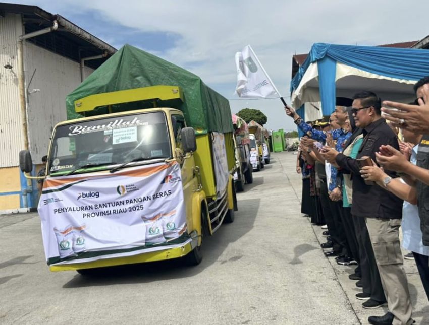 Pj Sekdaprov Riau M. Job Kurniawan Lepas Tim Penyaluran Bantuan Beras ke Masyarakat