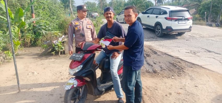 Jelang Hari Kemerdekaan RI ke-80, Polsek Sungai Sembilan Bagikan Bendera Merah Putih ke Warga