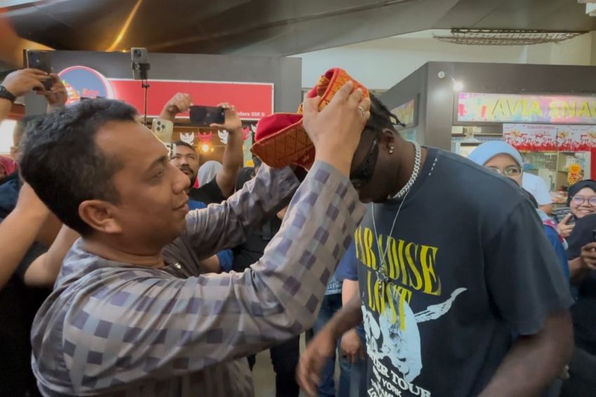 Hadiri Festival Pacu Jalur, Melly Mike Disematkan Tanjak Oleh Kadis Pariwisata Riau