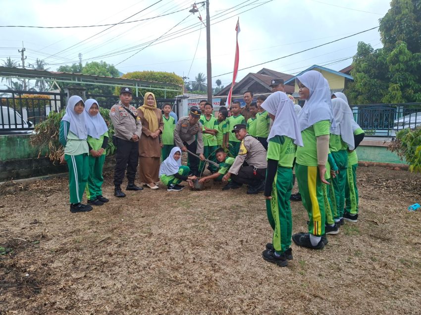 Jalankan Program Green Policing, Polres Dumai Melalui Polsek Bukit Kapur dan Polsek Dumai Barat Lakukan Penanaman Pohon