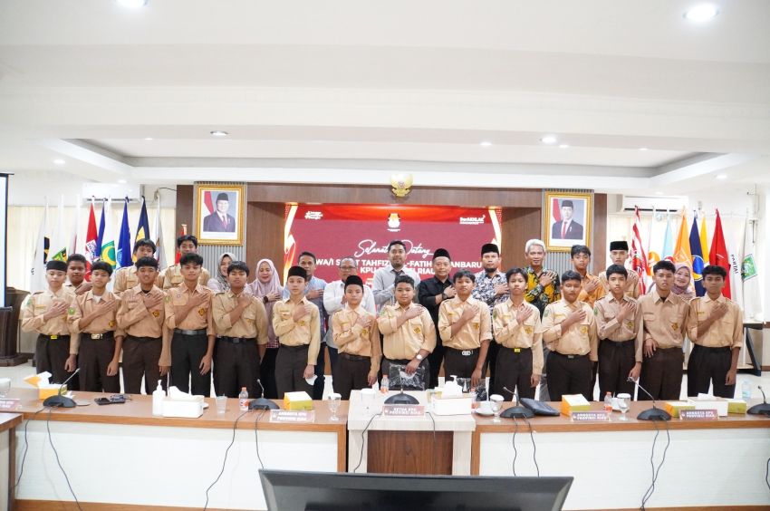 Terima Kunjungan SMP IT AL FATIH, KPU Riau Berikan Edukasi Perkenalkan Game Ular Tangga Pemilu