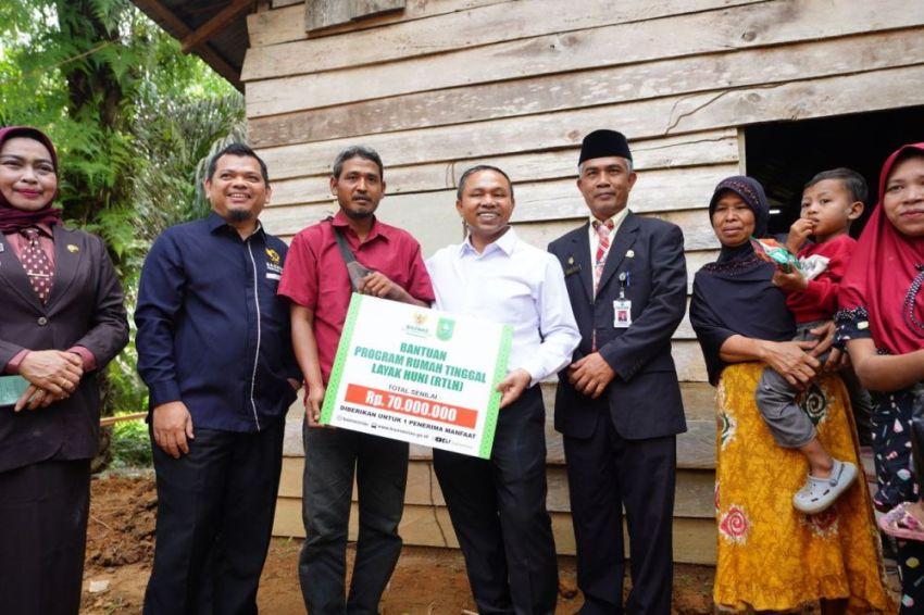 Komitmen Jamin Kelayakan Kehidupan Masyarakat Kurang Mampu, Abdul Wahid Serahkan Bantuan Rumah Layak Huni