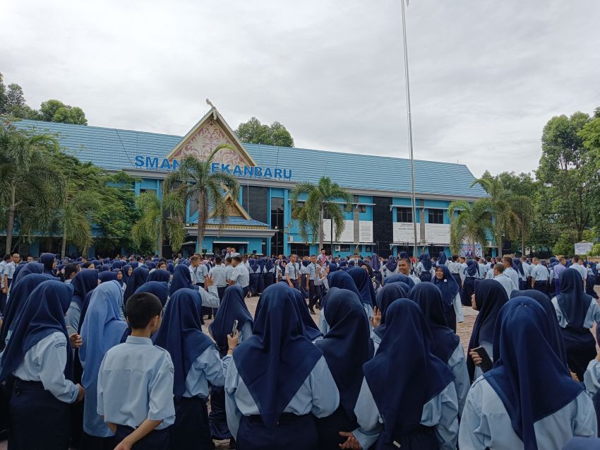 SMA Negeri 8 Pekanbaru Peringati Hari Guru dengan Berbagai Kegiatan
