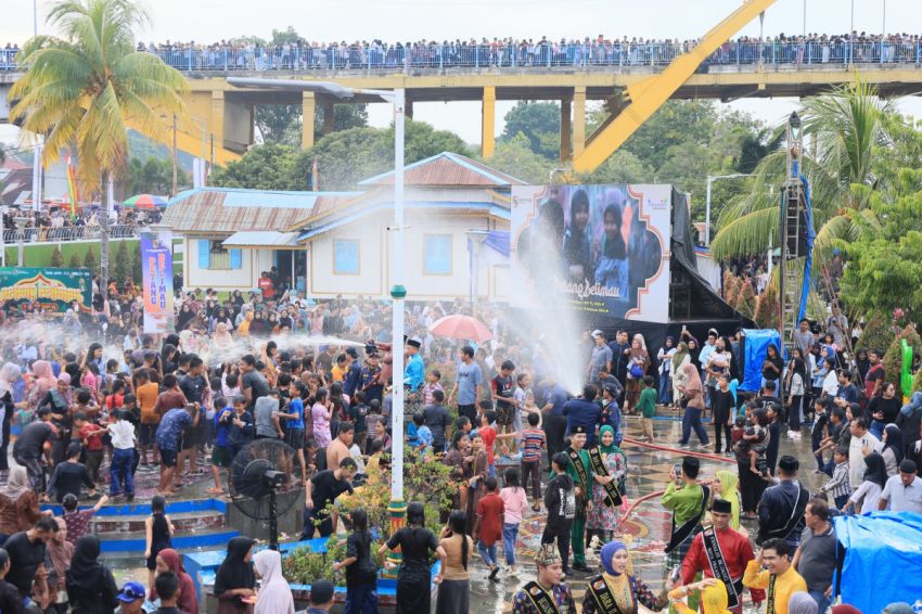Nikmati Kebersamaan, Wali Kota Pekanbaru Basah-basahan Bersama Warga Dalam Tradisi Petang Belimau