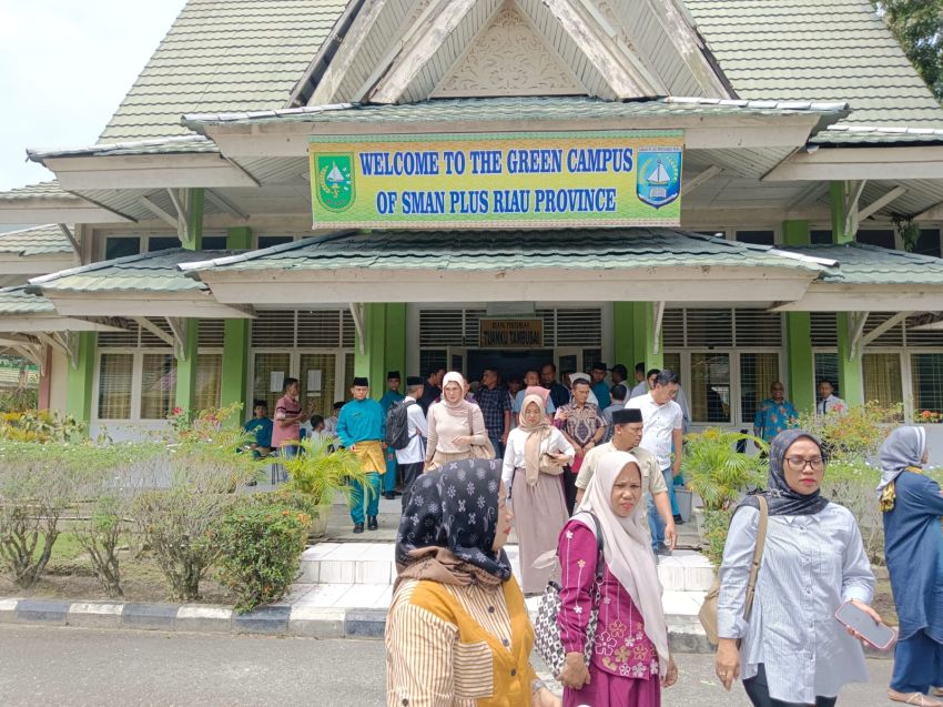 Dua Ratus Calon Siswa SMA Negeri Plus Riau yang Lolos Seleksi Mulai Melakukan Daftar Ulang