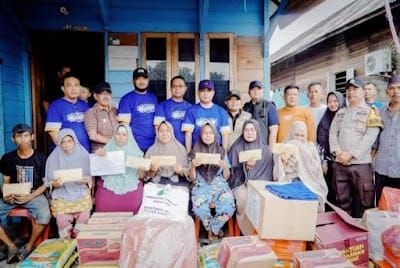Pastikan Kondisi Korban Kebakaran, Wakil Bupati Jhony Carles Tinjau Langsung Lokasi dan Serahkan Bantuan